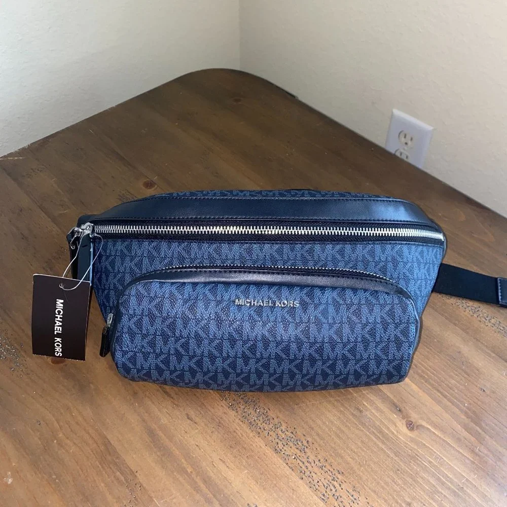 Michael Kors Cooper Logo Utility Bag - Picture 2 of 7